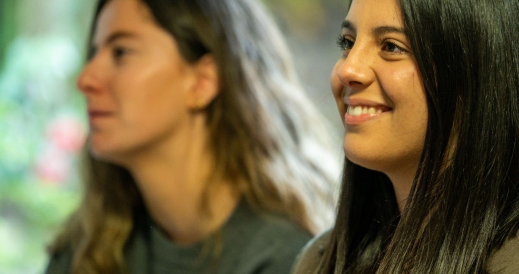Estudiantes sonriendo en un entorno de aprendizaje